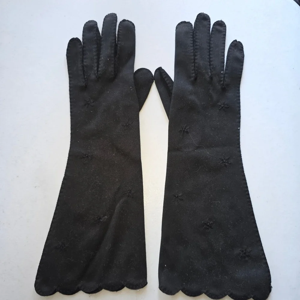 Shalimar Vintage‎ Black Nylon Embroidered Scalloped Opera Gloves Size 6.5 1950s